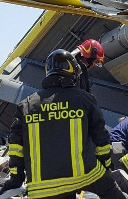 Varios equipos de rescate sacaban a las víctimas de los restos.