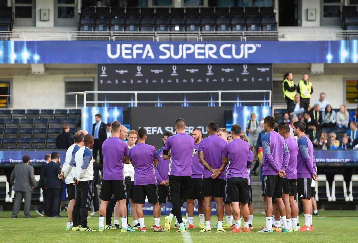 Zidane da instrucciones a sus chicos durante un entrenamiento. AFP JNK