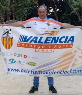 el-campeon-olimpico-de-1-500-metros-lisos-fermin-cacho-posa-esta-misma-manana-en-valencia-con-la-equipacion-blanca-del-valencia-coratge-i-forca