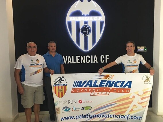 el-director-de-recursos-humanos-del-valencia-club-de-futbol-recibe-a-los-representantes-del-valencia-coratge-i-forca-en-la-sede-del-club-de-mestalla