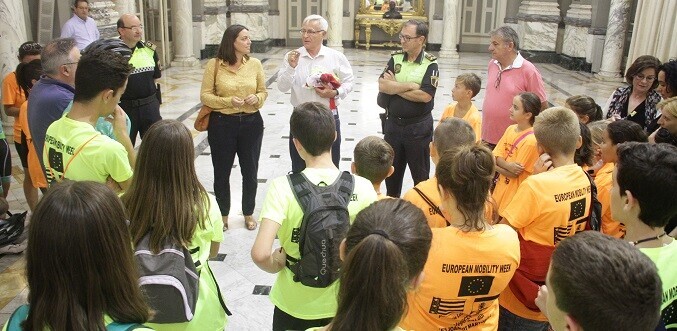 el-alcalde-joan-ribo-los-recibe-en-el-salon-de-cristal-del-ayuntamiento