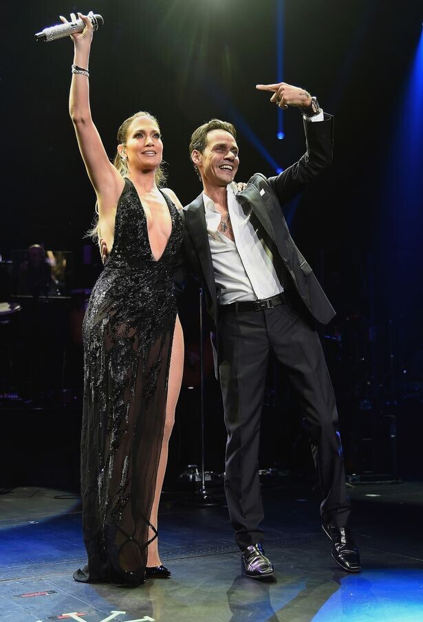 Jennifer-Lopez-performs-onstage-with-Marc-Anthony-at-Radio-City-Music-Hall-1