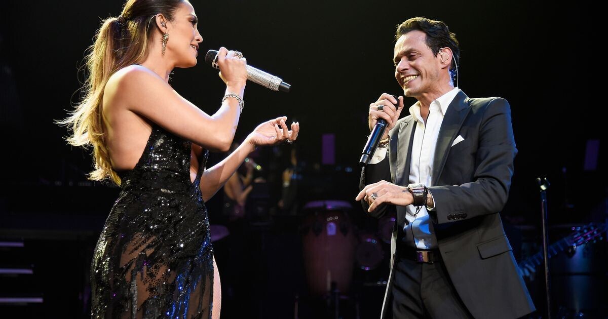 Jennifer-Lopez-performs-onstage-with-Marc-Anthony-at-Radio-City-Music-Hall