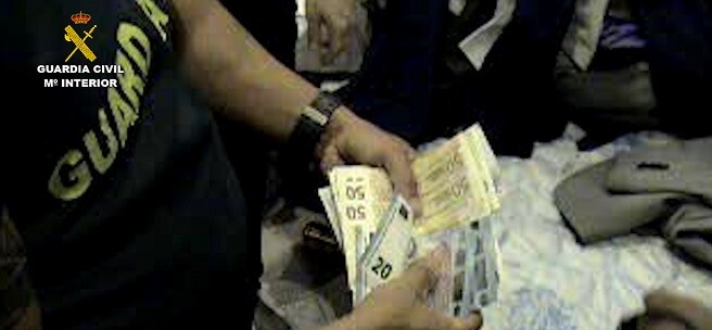 Se les han intervenido carteras con placas falsas de apariencia policial.
