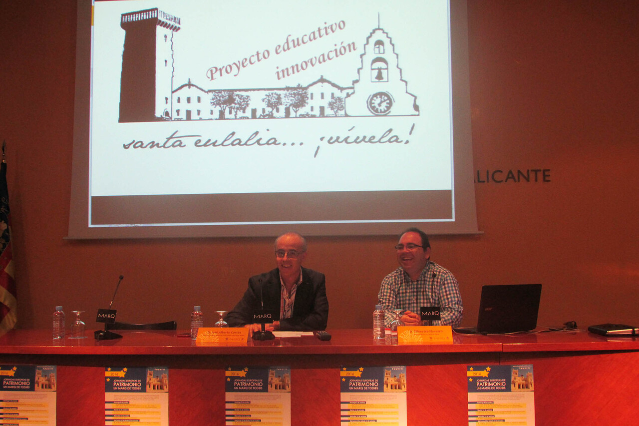 El director-gerente del Museo Arqueológico de Alicante, José Alberto Cortés, y el profesor del IES La Canal de Petrer Silvestre Navarro