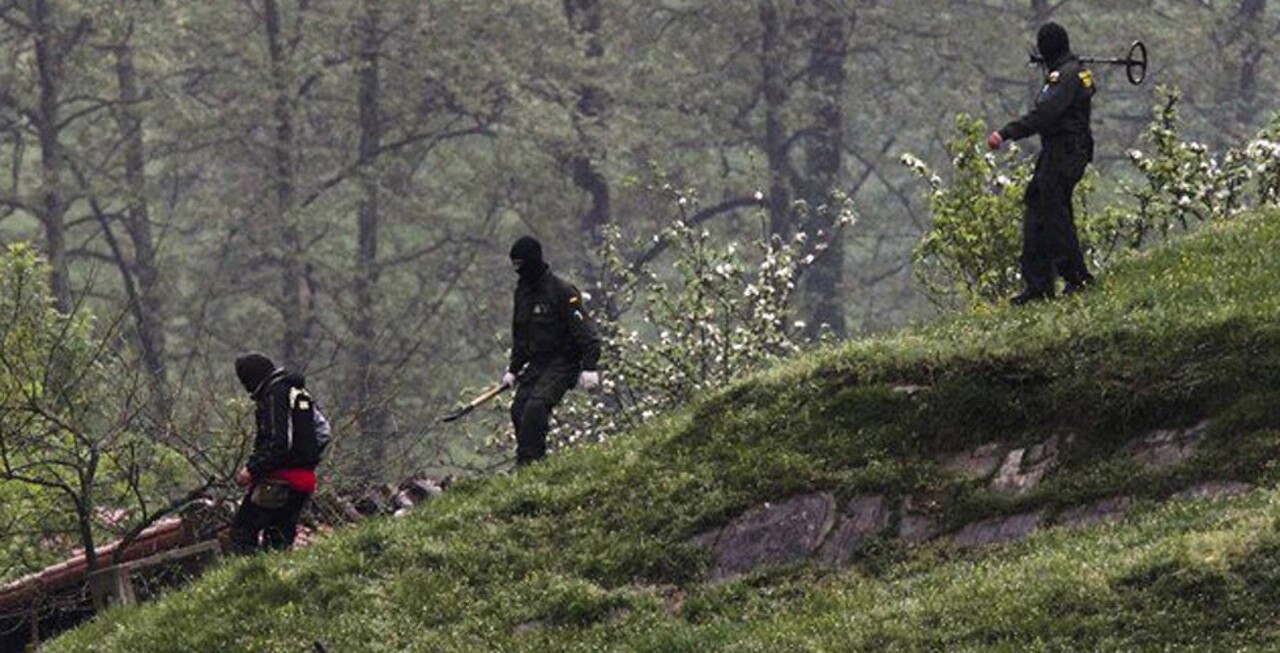 Guardias civiles, camino del desmantelamiento de un zulo. GUARDIA CIVIL