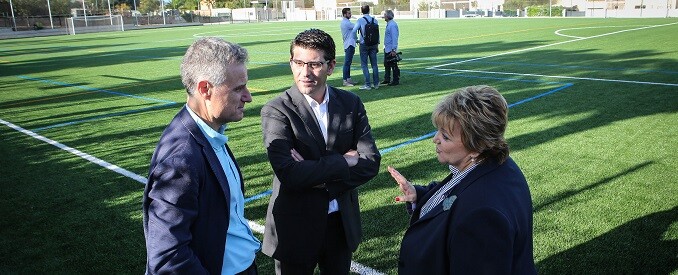 rodriguez-visita-las-nuevas-instalaciones-con-cesped-artificial-y-marcador-que-se-han-rehabilitado-con-una-subvencion-de-153-000-euros-dentro-del-pifs