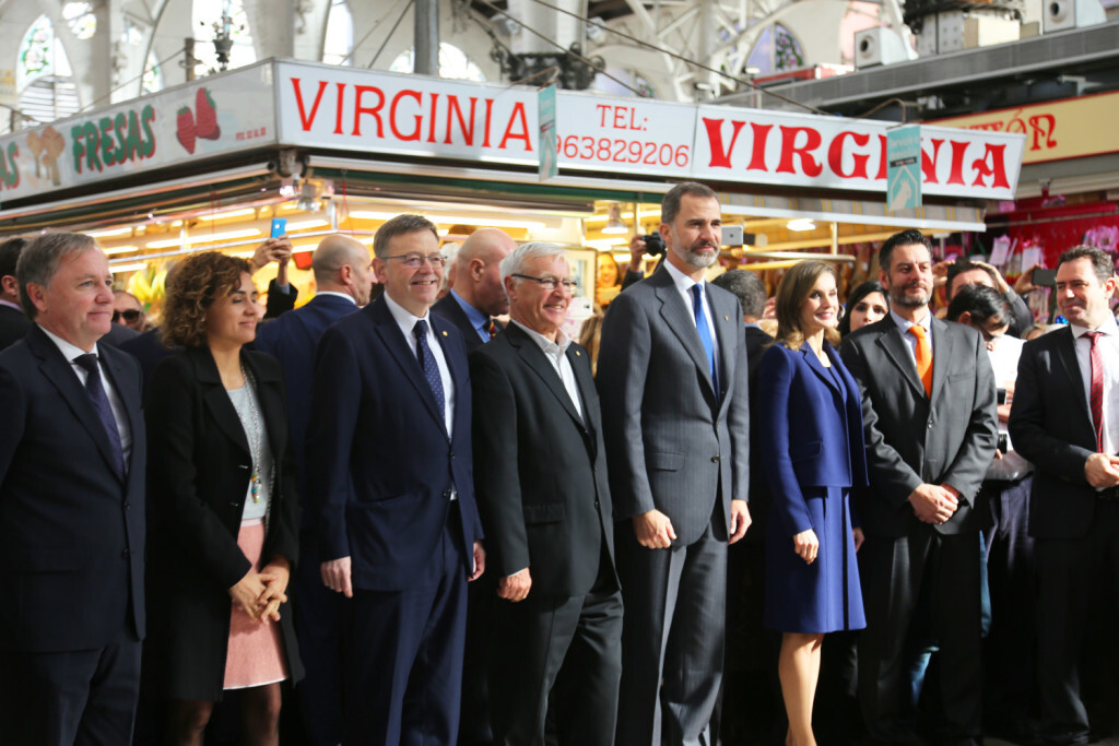 Puig acompaña a Sus Majestades los Reyes en su visita al Mercado Central de Valencia