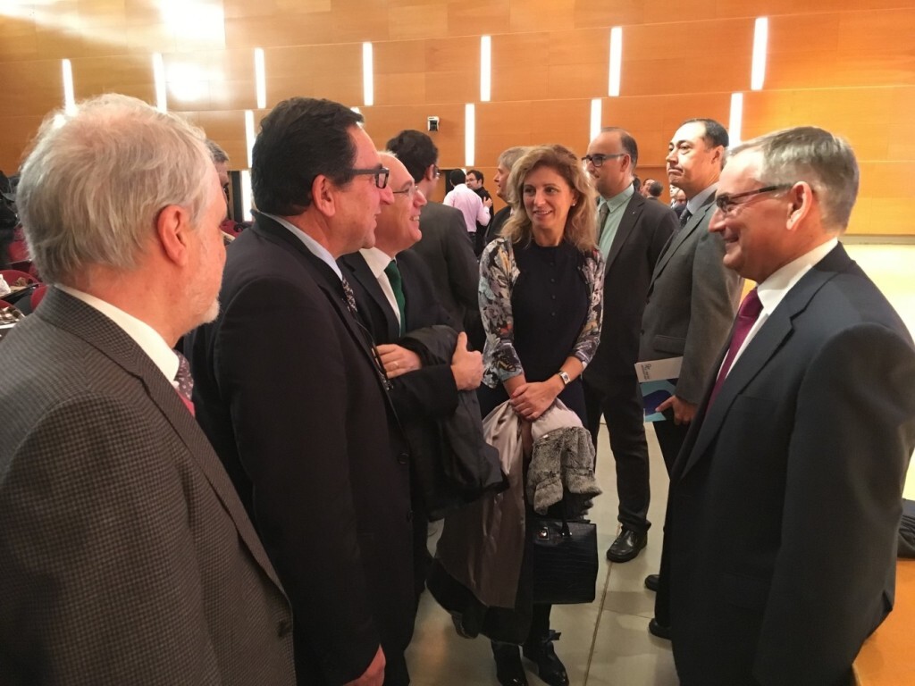 amparo-marco-con-participantes-congreso
