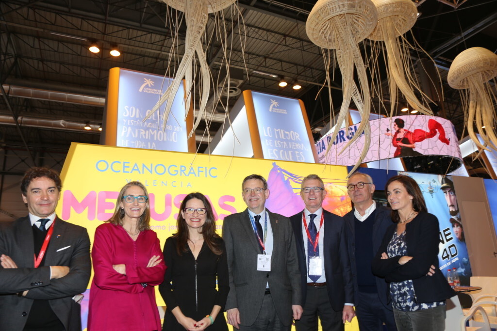 Ximo Puig y Mónica Oltra visitan el stand de L’Oceanogràfic, en Fitur