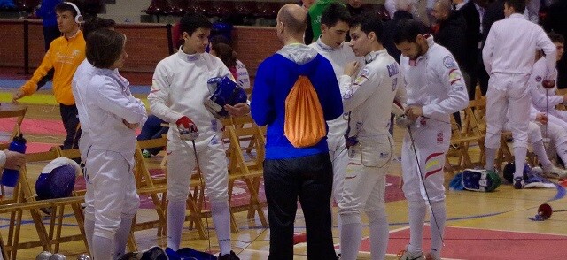 El maestro Orduña dando instrucciones a sus tiradores antes del Torneo.