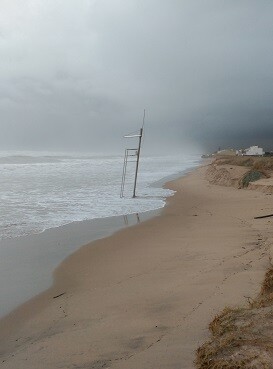 El temporal en las playas Garrofera dejó muchos daños.