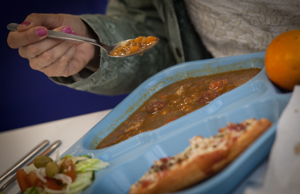 La pobreza se cronifica de los atendidos desde Casa Caridad llevan más de un año acudiendo a su comedor socialCOMEDOR_SOCIAL (2)