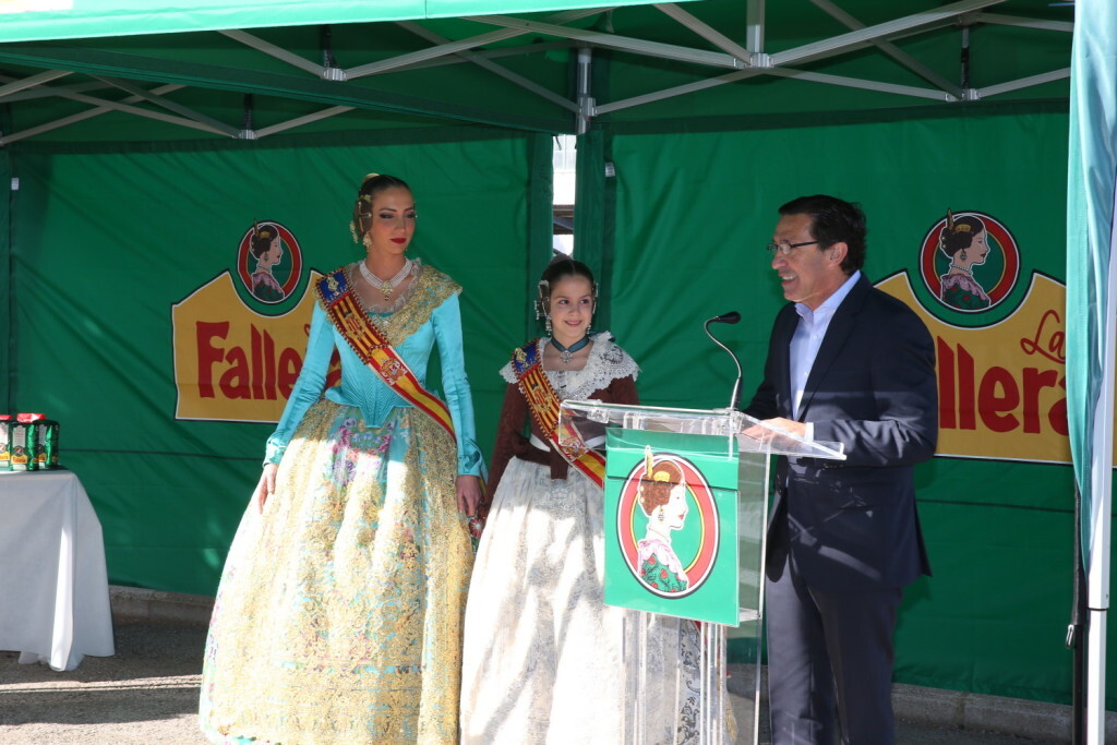 Las Falleras Mayores de València presentan la primera mascletà de las Fallas disparada por un aficionado, este martes 28 (3)