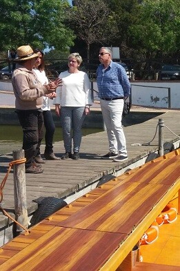 La diputada de Turismo se interesa por los nuevos productos náuticos de El Perellonet lanzados con ayuda del Patronat de Turisme de València.