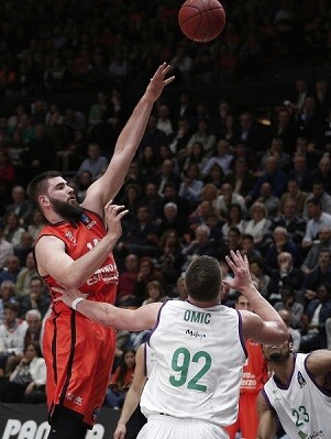 Patido intenso para el Valencia Basket que acabó con victoria.