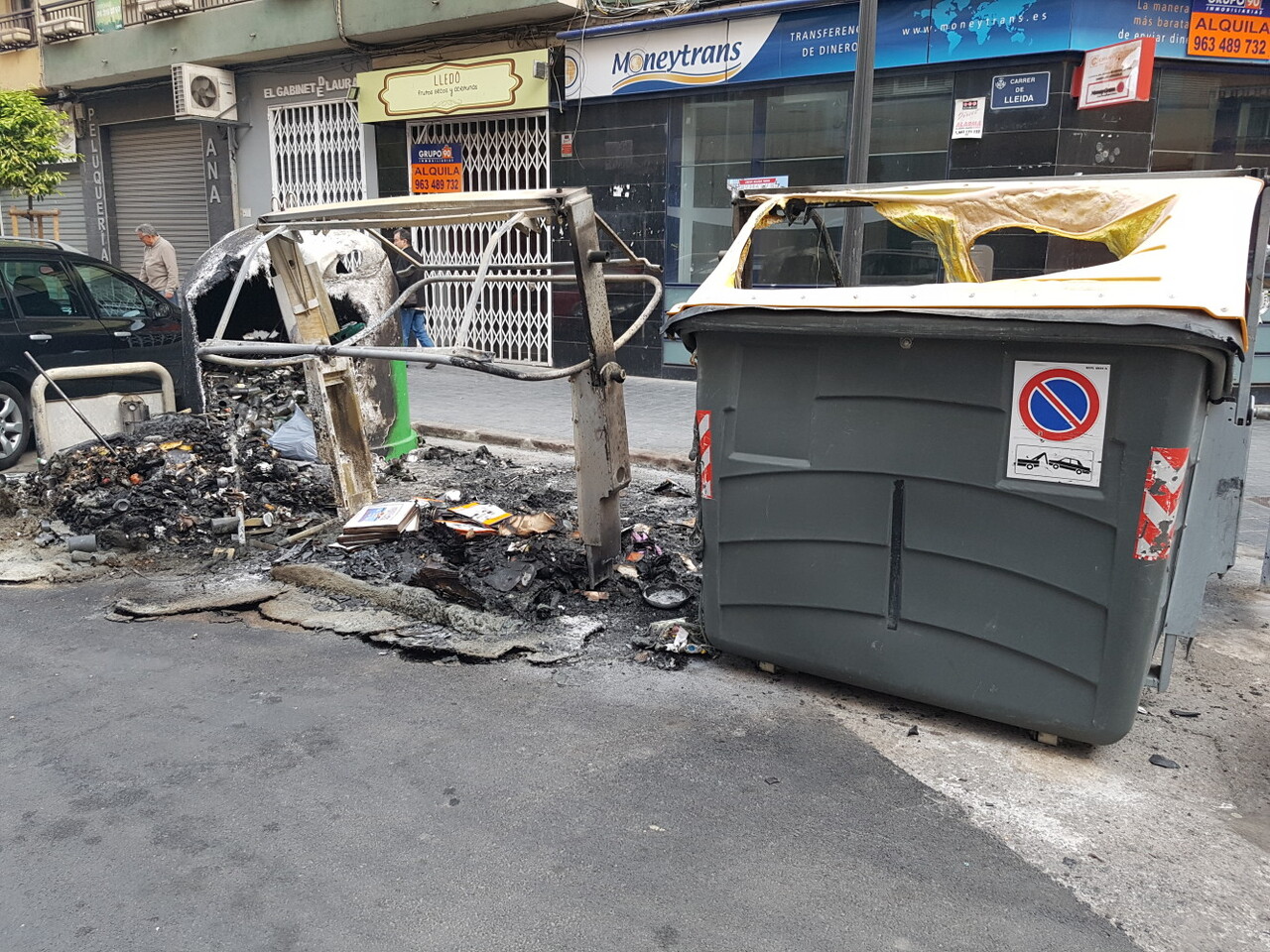 Arden tres contenedores en la calle Visitación de Valencia 20170423_191807 (1)