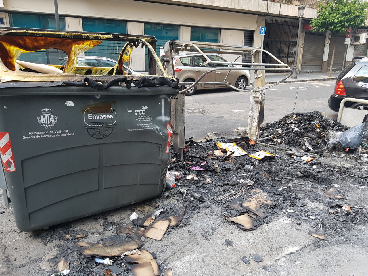 Arden tres contenedores en la calle Visitación de Valencia 20170423_191807 (3)