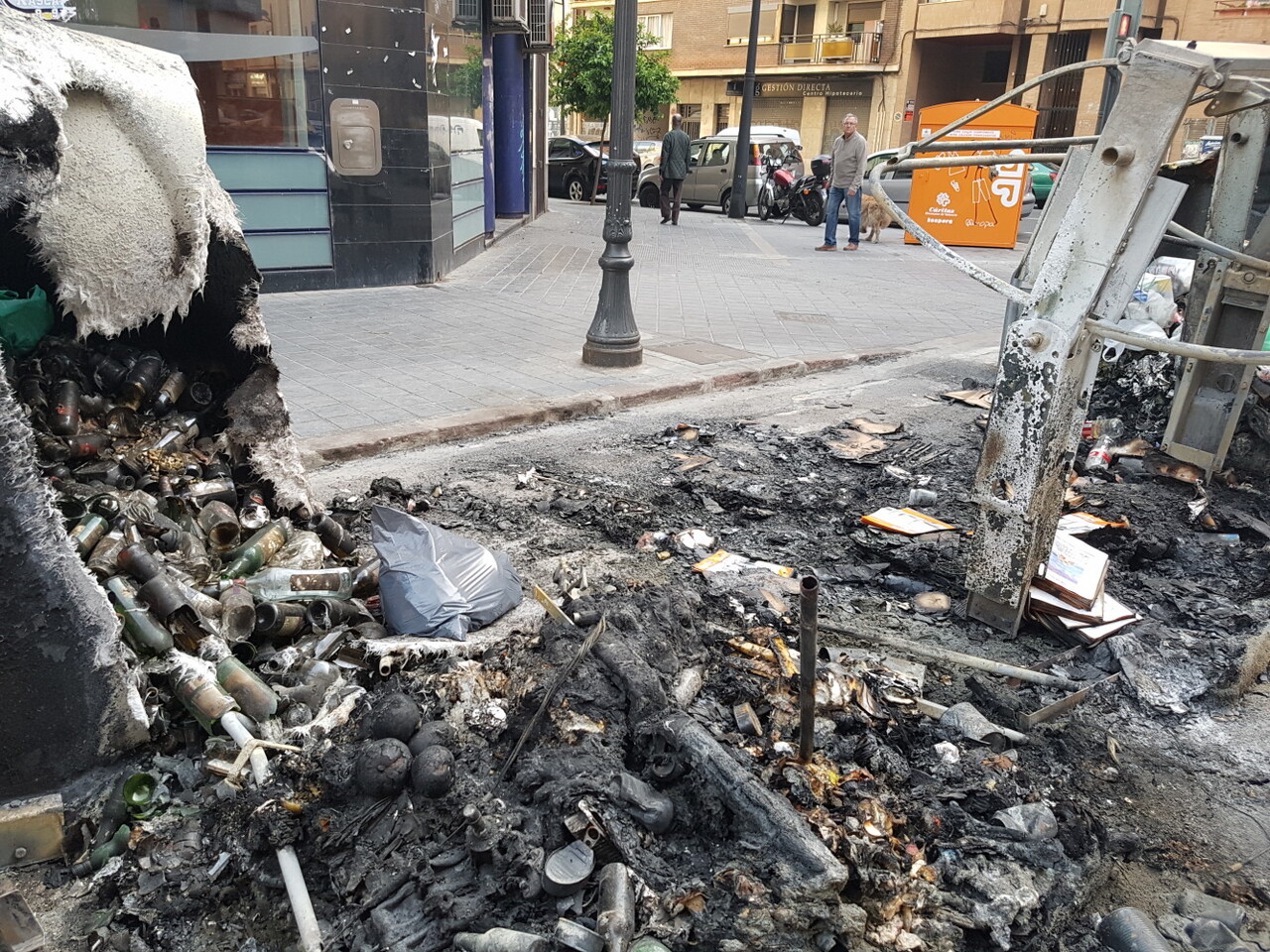 Arden tres contenedores en la calle Visitación de Valencia 20170423_191807 (6)