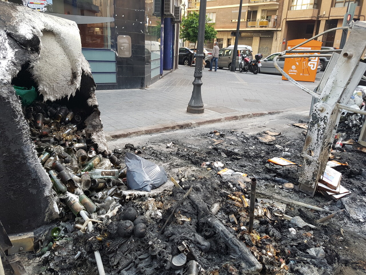 Arden tres contenedores en la calle Visitación de Valencia 20170423_191807 (9)