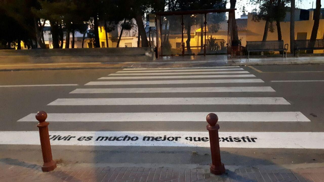 Los pasos de cebra de Buñol lucen con frases simpáticas y optimistas (2)