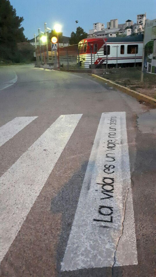 Los pasos de cebra de Buñol lucen con frases simpáticas y optimistas (3)