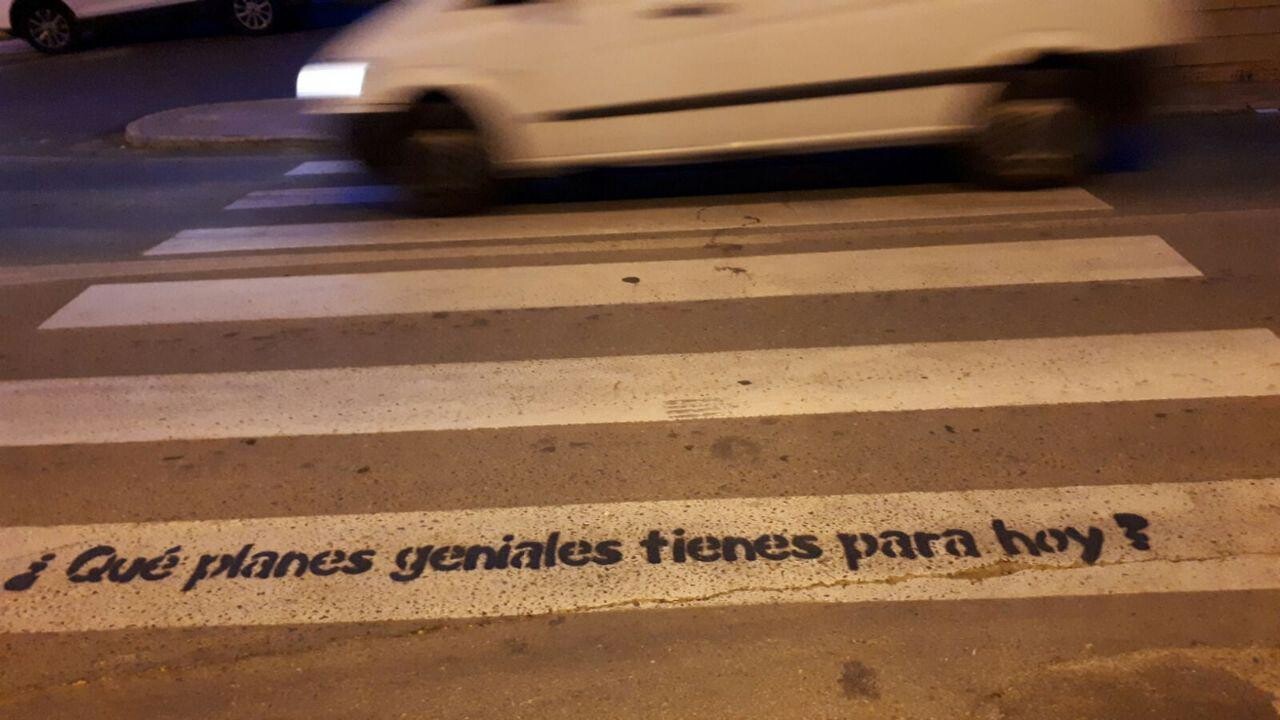 Los pasos de cebra de Buñol lucen con frases simpáticas y optimistas (5)