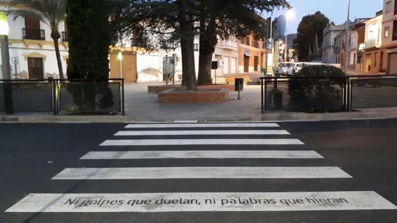 Los pasos de cebra de Buñol lucen con frases simpáticas y optimistas (6)