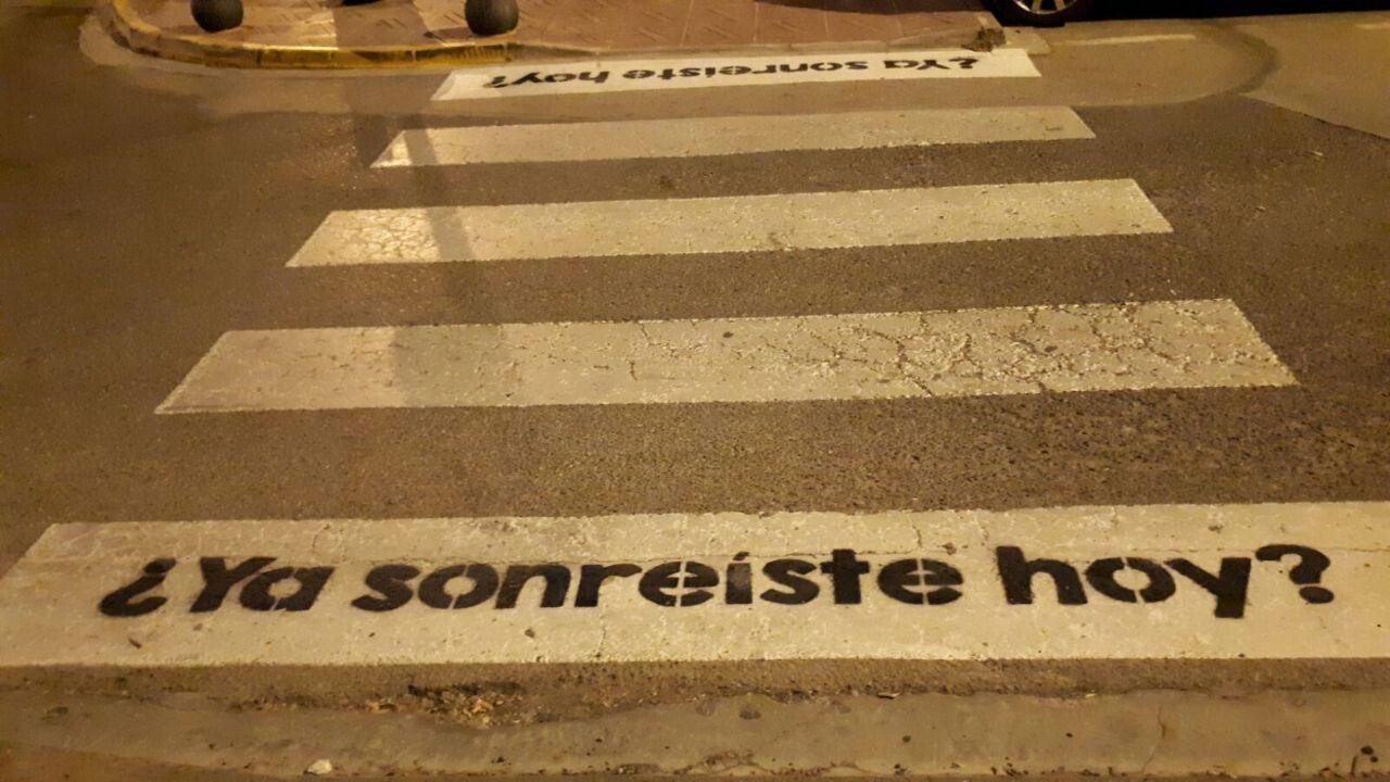 Los pasos de cebra de Buñol lucen con frases simpáticas y optimistas (7)
