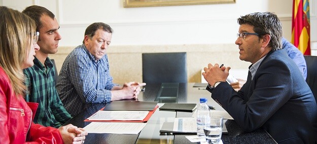 Rodríguez se reúne con alcalde de Villar del Arzobispo. (Foto-Abulaila).