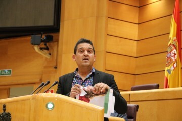 Carles Mulet rompe una foto de Susana Díaz que llamó “izquierda inútil” a Compromís por defender el Corredor