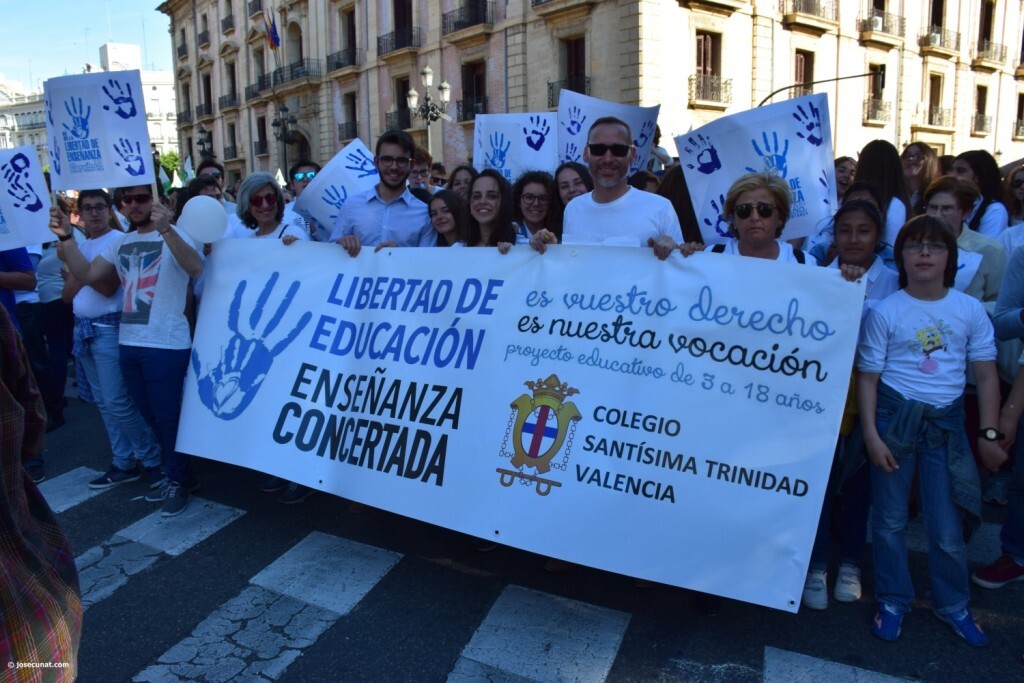 Por la libertad de enseñanza manifestación en Valencia de educación concertada con la supresión de conciertos 20170506_172849 (266)