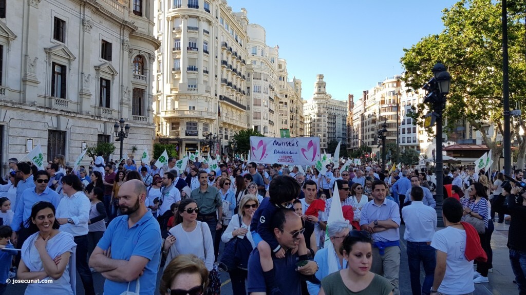 Por la libertad de enseñanza manifestación en Valencia de educación concertada con la supresión de conciertos 20170506_172849 (70)