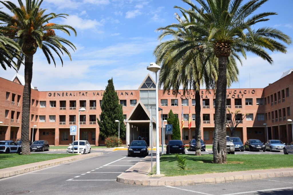decreto del conseller Marzà por la libertad de enseñanza (Conselleria de Educación, Investigación, Cultura y Deporte en la Av. de Campanar de Valencia1) (11)