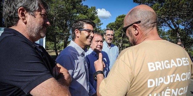 Jorge Rodríguez y Josep Bort con las brigadas forestales de la Diputación de Valencia.