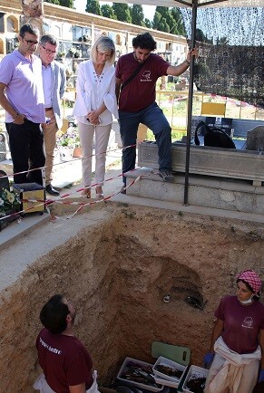 Bravo ha visitado los trabajos que se están realizando en la fosa 113 del cementerio de Paterna.
