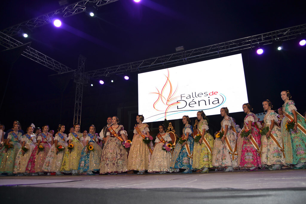 Clara María Parejo y su corte de honor en Dénia