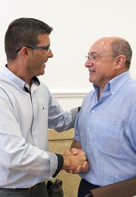 Jorge Rodríguez con el alcalde de Aras de los Olmos, Rafael Giménez.