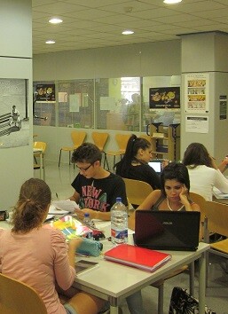 Jóvenes en una biblioteca.