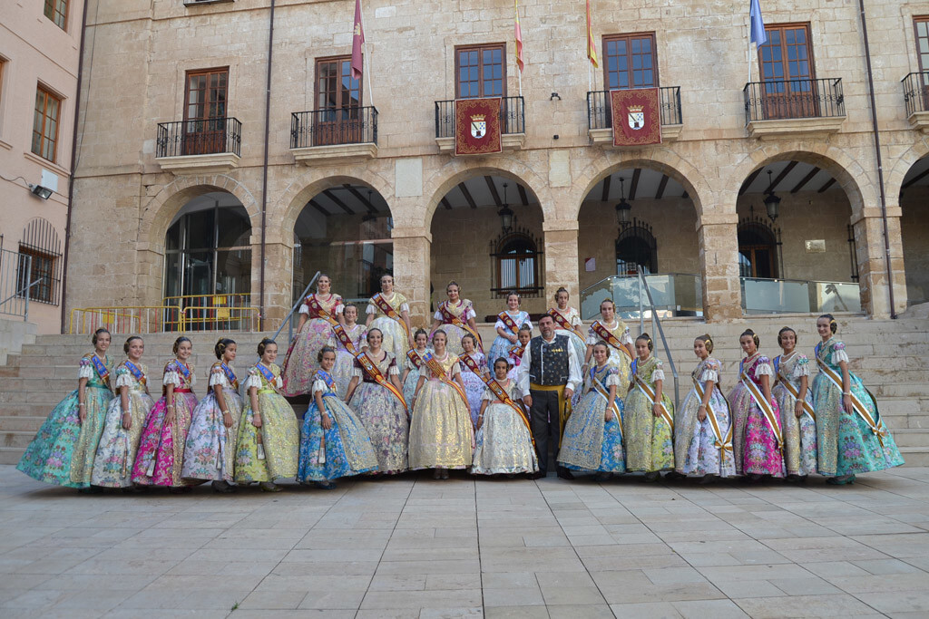 Las falleras mayores de Dénia y sus cortes de honor junto a la FMI de València y su corte