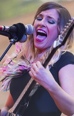 La artista Mireia Vilar durante la semifinal del Sona la Dipu.