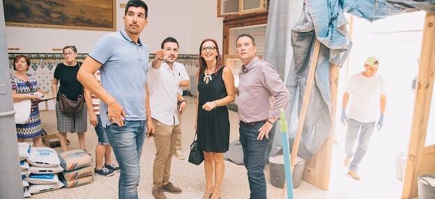 Maria Josep Amigó visitó la Casa de la Mutua acompañada del alcalde de Xiva, Emilio Morales.