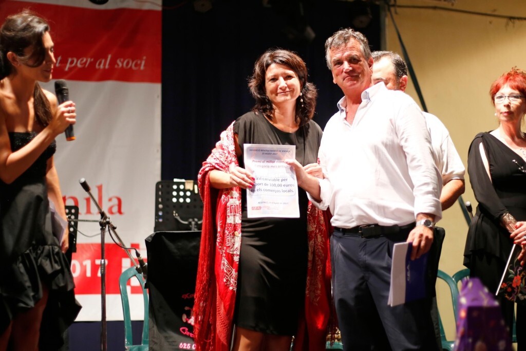 Salvador Escutia, presidente de la C.E.A., entregando los premios