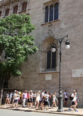 Turistas visitando la ciudad de Valencia.