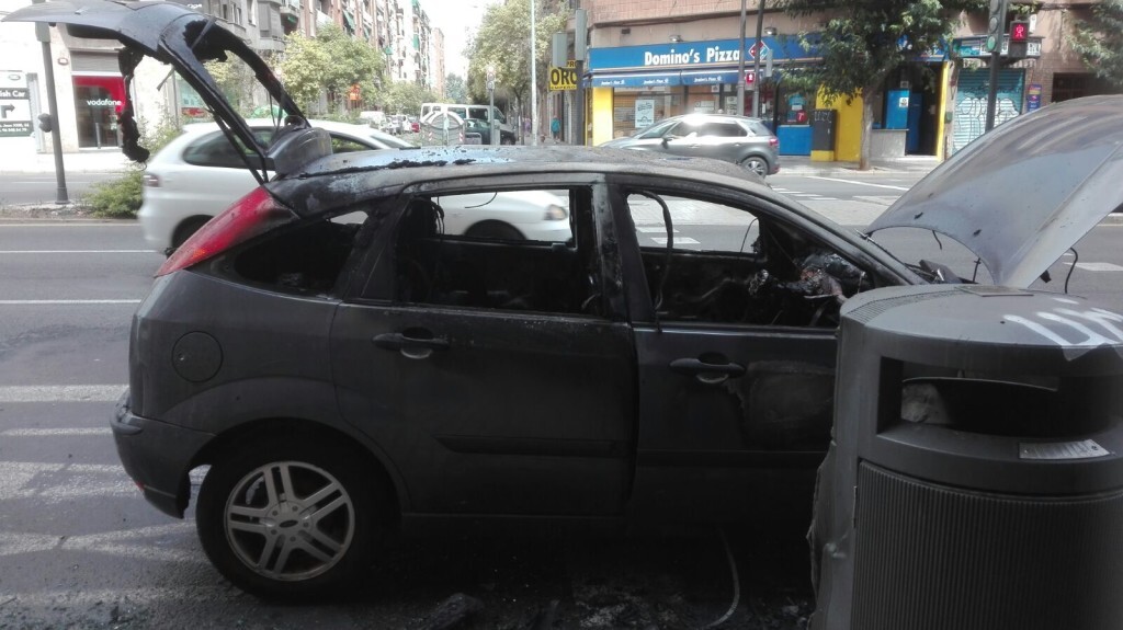 Arde un coche el Peset Aleixandre en Valencia (2)