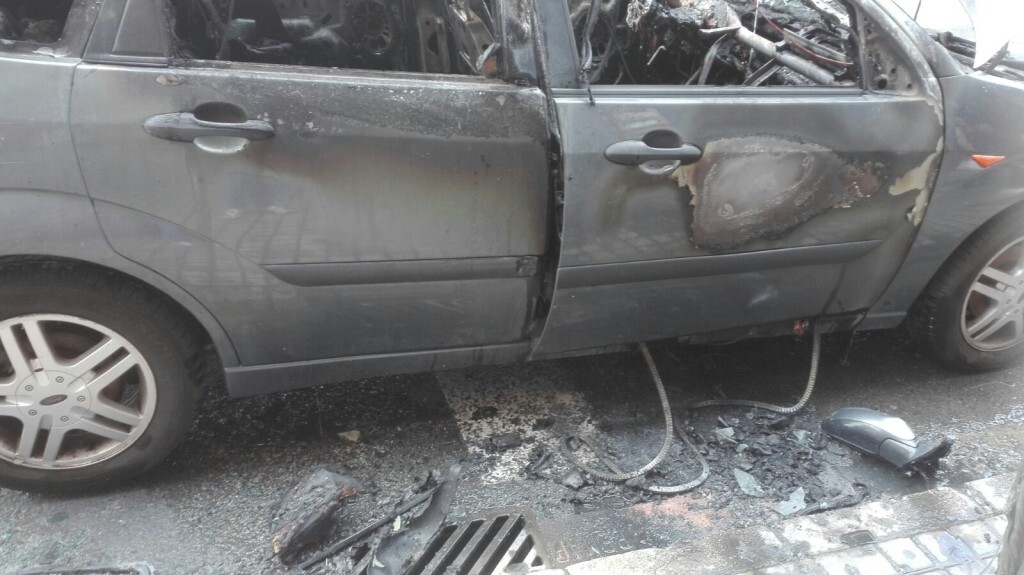 Arde un coche el Peset Aleixandre en Valencia (3)