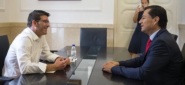 Rodríguez con el consul de Ecuador foto.