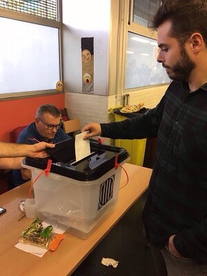 Sergi, vecino de Barcelona, deposita su voto después de cuatro horas de espera. (Fuente propia.)
