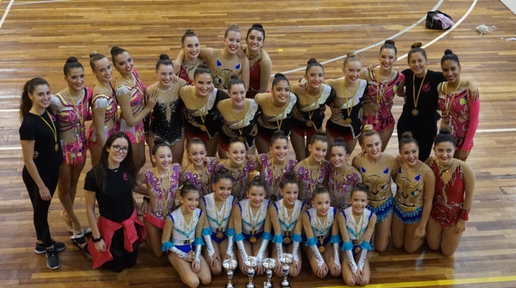 CONJUNTOS NACIONAL BASE Y SENIOR CON ENTRENADORAS