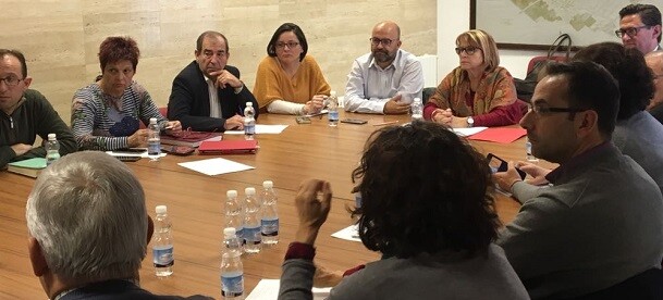 Conxa Garcia con los alcaldes y concejales de la Plana de Utiel-Requena.